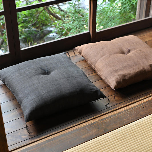 Almofada Japonesa (Zabuton) - Tingimento Manual com Caqui Natural (Kakishibu) 23 x 21"